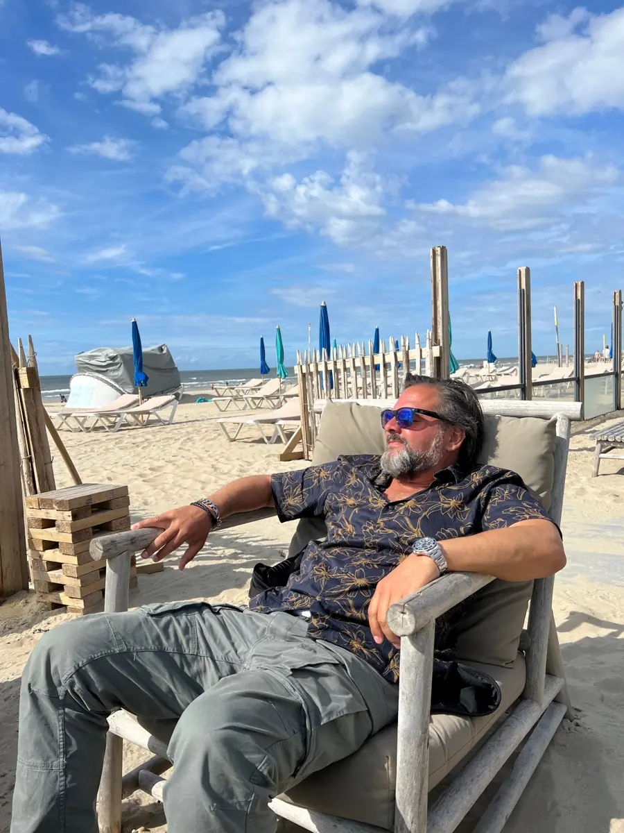 Claus entspannt in einem Holzsessel am Strand