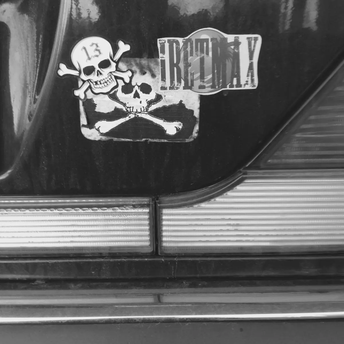 IbetMax-Aufkleber mit Totenkopf auf dem Heck eines alten Wagens