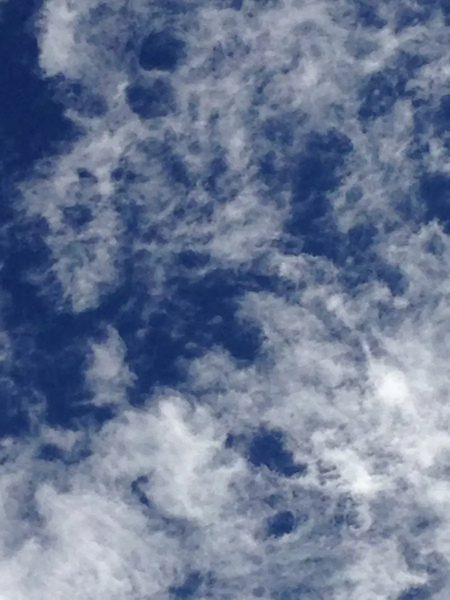 Blauer Himmel mit lockeren Schleierwolken