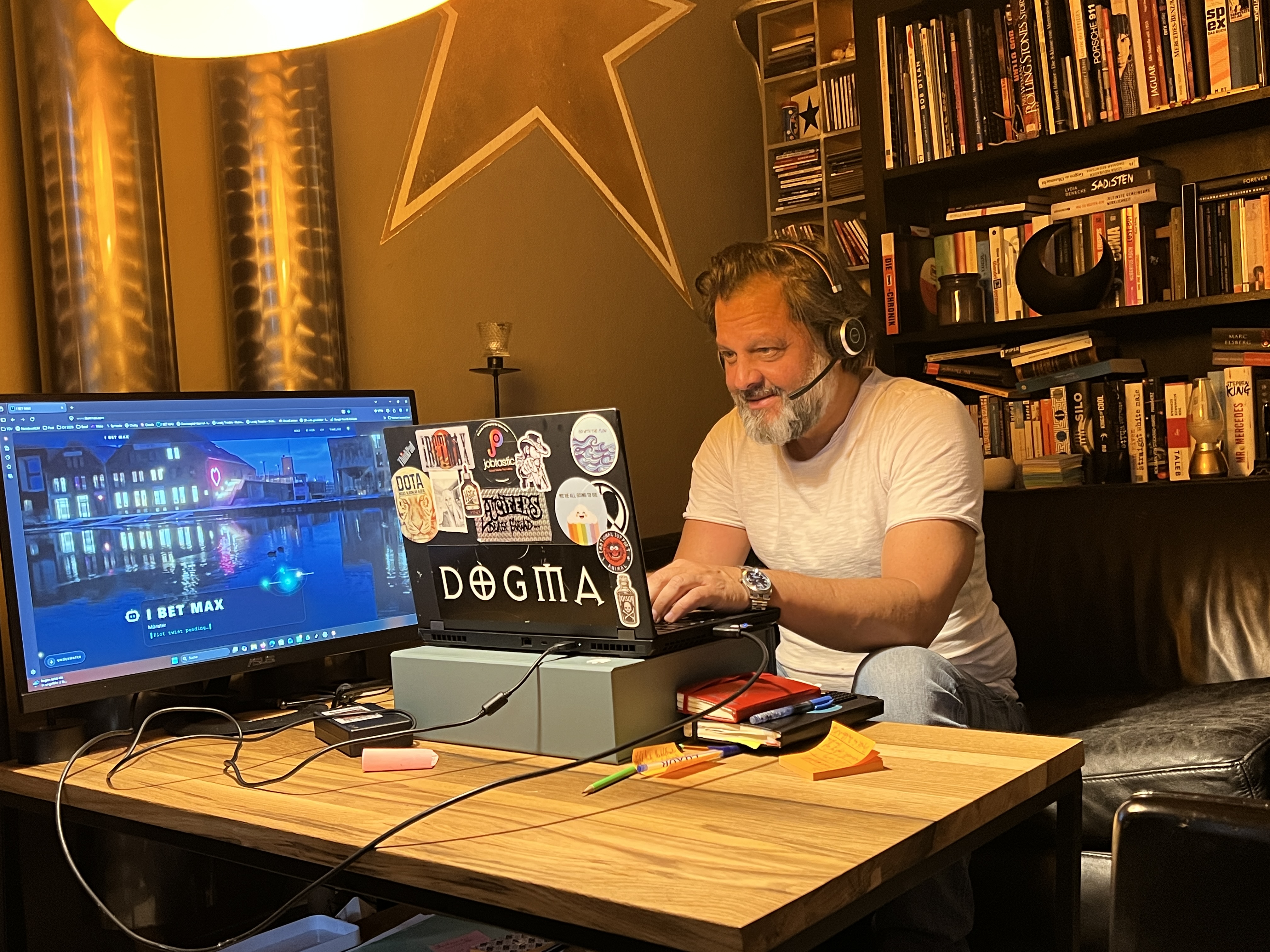 Unbearbeitetes Originalfoto von Claus am Schreibtisch