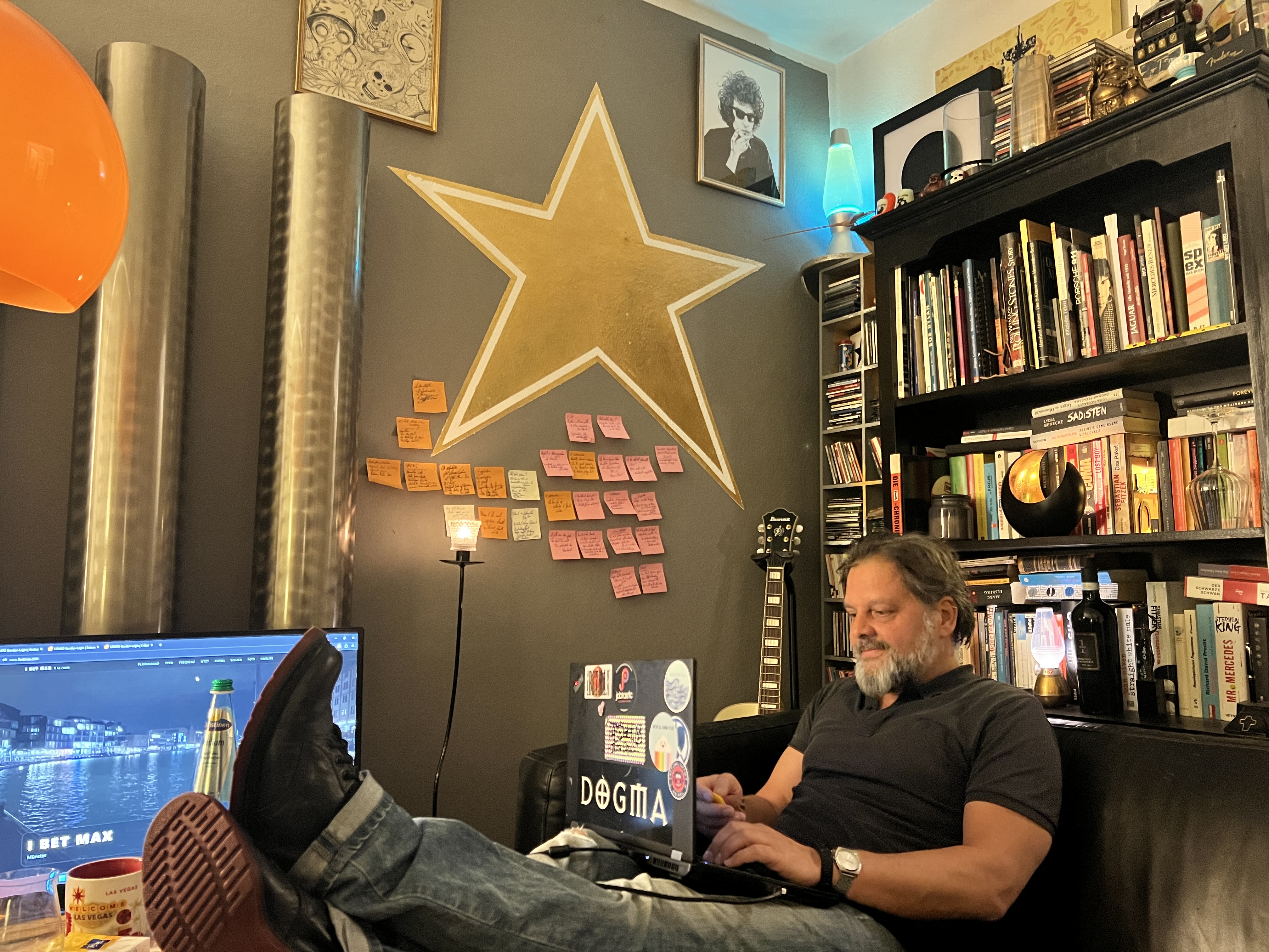 Unbearbeitetes zweites Originalfoto von Claus mit Laptop im Wohnzimmer